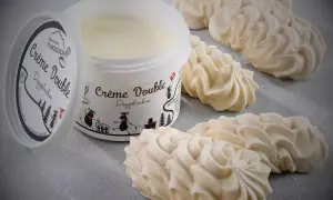 Douceur aérienne : des meringues suisses parfaites accompagnent un pot de crème double Moleson.