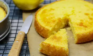 Un délicieux gâteau express au citron, tout juste sorti du four, avec une part coupée et un couteau à portée de main.