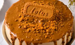 Gâteau spéculoos sans cuisson, nappé d'une sauce caramel et décoré d'un biscuit Lotus et de miettes de spéculoos.