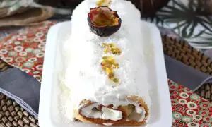 Bûche roulée recouverte d'une onctueuse crème noix de coco et de fruits de la passion. Un délice tropical !