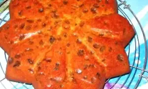 Un délicieux gâteau à la bière en forme d'étoile, parsemé de raisins secs, refroidit sur une grille.
