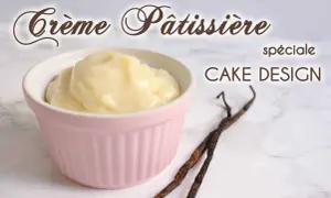 Crème pâtissière sans oeuf, spéciale cake design, onctueuse et vanillée, présentée dans un ramequin rose avec des gousses de vanille.
