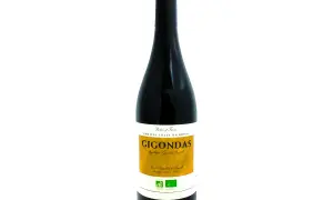 Bouteille de vin rouge Gigondas, cru des Côtes du Rhône, sur fond blanc.