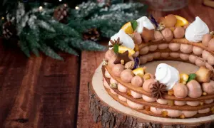 Un magnifique dessert de noël facile et rapide, en forme de couronne, garni de crème au chocolat, de meringues et d'agrumes.