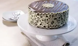 Gâteau au chocolat riche et dense, un vrai "mud cake", décoré d'une dentelle de chocolat blanc.