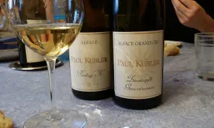 Verre de vin blanc d'Alsace, deux bouteilles Paul Kubler. Quel vin pour la choucroute ? Un Riesling ou un Gewurztraminer ?