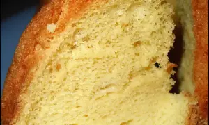 Texture aérienne d'un gâteau moelleux, parfait pour une recette de chiffon cake.