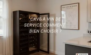Une cave à vin moderne remplie de bouteilles, idéale pour le vin de garde. Une carte des régions de vieillissement du vin est accrochée au mur.