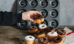 Délicieux donuts faits maison, prêts à être dégustés. Une recette facile avec un moule en silicone pour des pâtisseries parfaites.