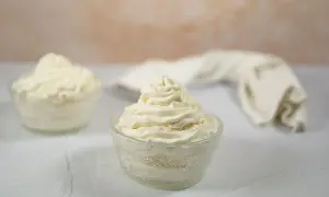 Crème fouettée au mascarpone, prête à être dégustée. Une recette simple pour un dessert onctueux.