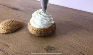 Garnissage d'une religieuse avec une délicieuse crème mascarpone vanille pour génoise.
