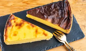 Deux parts de flan pâtissier, une au caramel, l'autre au chocolat, prêtes à être dégustées. Une recette flan sans pâte marmiton parfaite pour le dessert.