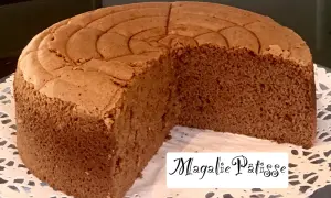 Un moelleux sponge cake chocolat, léger et aérien, prêt à être dégusté.