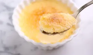 Une cuillère de semoule au lait au four, dorée et caramélisée, prête à être dégustée.