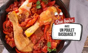 Un plat appétissant de poulet basquaise mijoté avec des poivrons rouges et des tomates. La question se pose : quel vin avec poulet basquaise ?