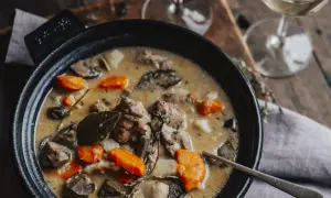 Un réconfortant pot-au-feu crémeux avec des carottes et des champignons, parfait pour un accord vin.