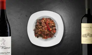 Chili con carne épicé avec deux bouteilles de vin rouge. Quel vin avec chili con carne ? Un Malbec ou un Châteauneuf-du-Pape.