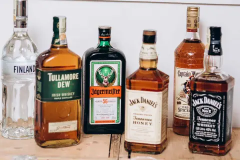 Plusieurs bouteilles d'alcool, dont du whisky, prêtes pour un digestif.