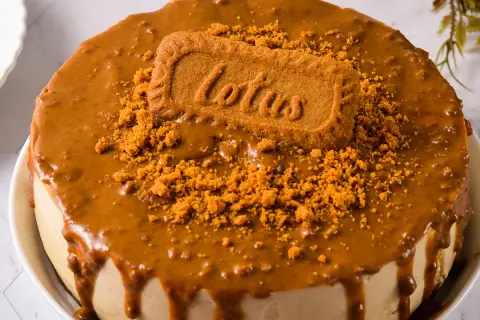Gâteau spéculoos sans cuisson, nappé d'une sauce caramel et décoré d'un biscuit Lotus et de miettes de spéculoos.