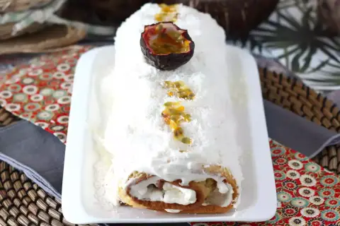 Bûche roulée recouverte d'une onctueuse crème noix de coco et de fruits de la passion. Un délice tropical !