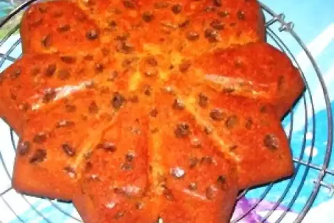 Un délicieux gâteau à la bière en forme d'étoile, parsemé de raisins secs, refroidit sur une grille.
