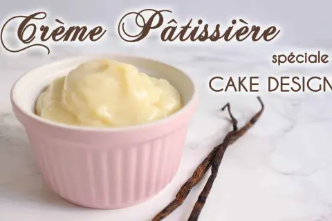 Crème pâtissière sans oeuf, spéciale cake design, onctueuse et vanillée, présentée dans un ramequin rose avec des gousses de vanille.
