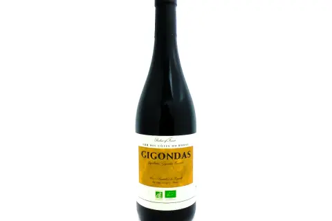 Bouteille de vin rouge Gigondas, cru des Côtes du Rhône, sur fond blanc.