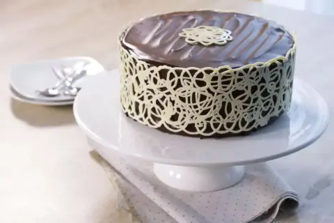 Gâteau au chocolat riche et dense, un vrai "mud cake", décoré d'une dentelle de chocolat blanc.