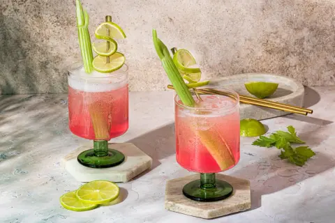 Deux Sarti Spritz pétillants, garniture de céleri et rondelles de citron vert.
