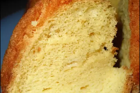 Texture aérienne d'un gâteau moelleux, parfait pour une recette de chiffon cake.