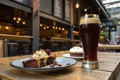 Un délicieux gâteau au chocolat avec une framboise et une bière ambrée, parfait pour un digestif alcool.