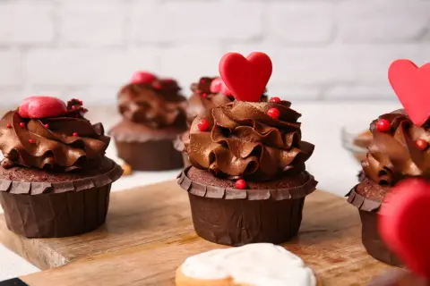 Gourmandes bouchées au chocolat, décorées de cœurs rouges et de perles, parfaites pour un dessert romantique facile.
