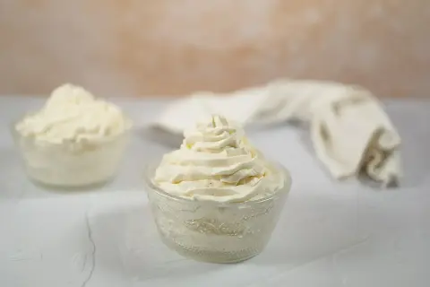 Crème fouettée au mascarpone, prête à être dégustée. Une recette simple pour un dessert onctueux.