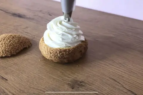Garnissage d'une religieuse avec une délicieuse crème mascarpone vanille pour génoise.