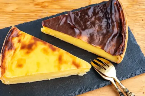 Deux parts de flan pâtissier, une au caramel, l'autre au chocolat, prêtes à être dégustées. Une recette flan sans pâte marmiton parfaite pour le dessert.