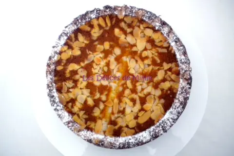 Gâteau aux amandes, une délicieuse recette de pain de gênes. Saupoudré de sucre glace, il est prêt à être dégusté.