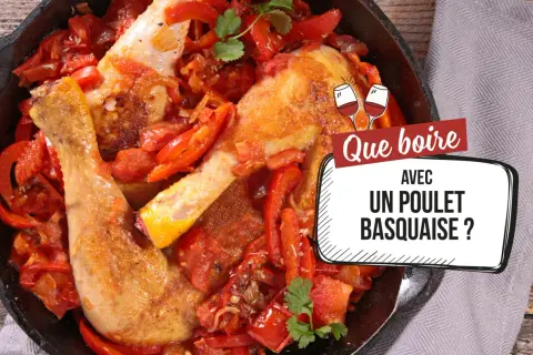 Un plat appétissant de poulet basquaise mijoté avec des poivrons rouges et des tomates. La question se pose : quel vin avec poulet basquaise ?