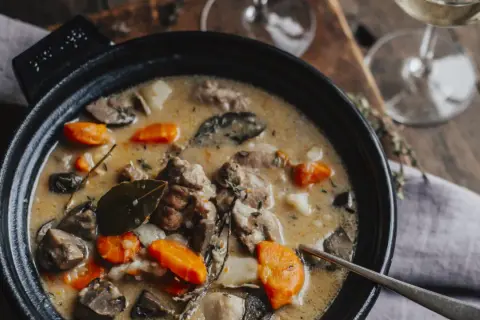 Un réconfortant pot-au-feu crémeux avec des carottes et des champignons, parfait pour un accord vin.