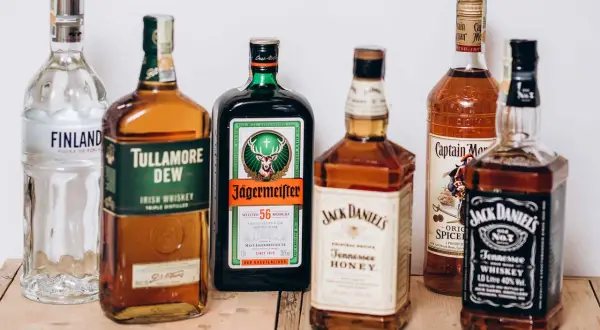 Plusieurs bouteilles d'alcool, dont du whisky, prêtes pour un digestif.