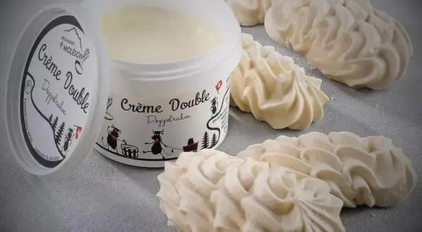 Douceur aérienne : des meringues suisses parfaites accompagnent un pot de crème double Moleson.