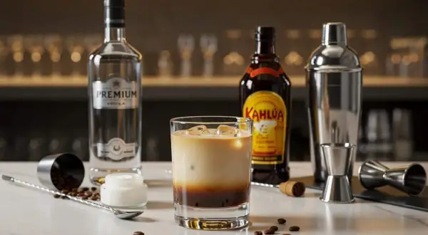 Un cocktail onctueux à base de liqueur de café Kahlúa, de vodka et de crème, prêt à être dégusté.