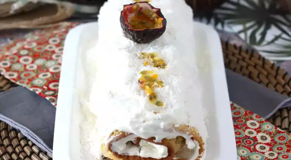 Bûche roulée recouverte d'une onctueuse crème noix de coco et de fruits de la passion. Un délice tropical !