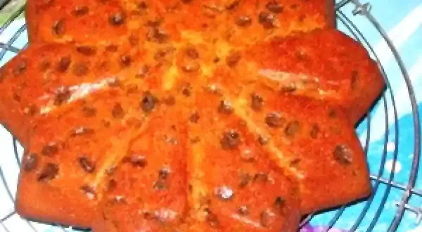 Un délicieux gâteau à la bière en forme d'étoile, parsemé de raisins secs, refroidit sur une grille.