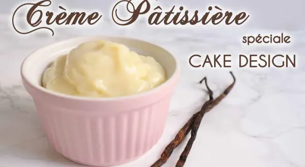 Crème pâtissière sans oeuf, spéciale cake design, onctueuse et vanillée, présentée dans un ramequin rose avec des gousses de vanille.