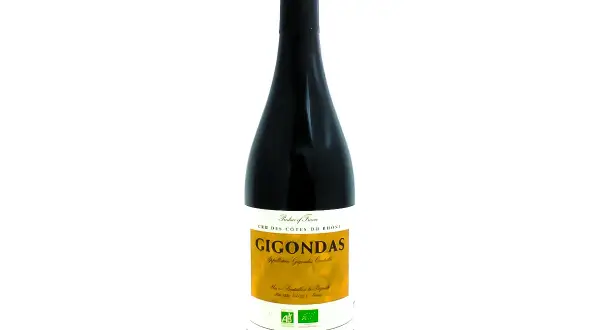 Bouteille de vin rouge Gigondas, cru des Côtes du Rhône, sur fond blanc.