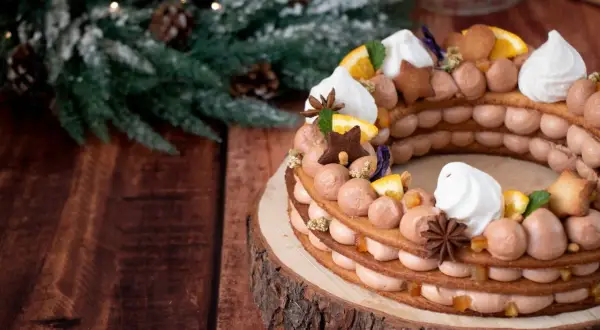 Un magnifique dessert de noël facile et rapide, en forme de couronne, garni de crème au chocolat, de meringues et d'agrumes.