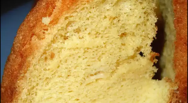 Texture aérienne d'un gâteau moelleux, parfait pour une recette de chiffon cake.