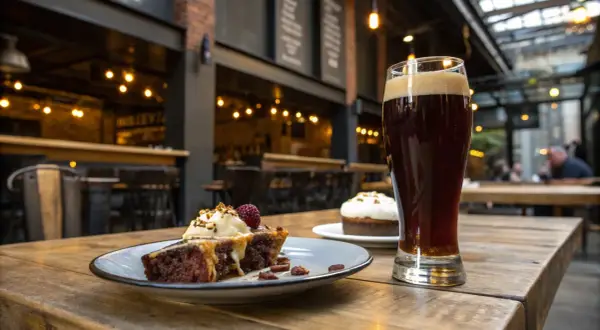 Un délicieux gâteau au chocolat avec une framboise et une bière ambrée, parfait pour un digestif alcool.