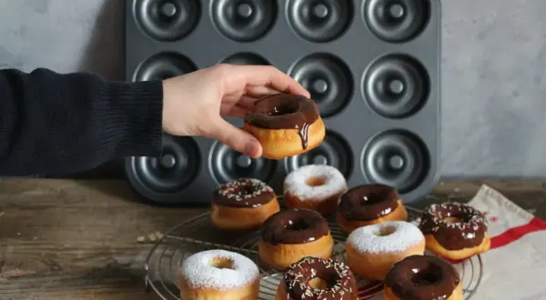 Délicieux donuts faits maison, prêts à être dégustés. Une recette facile avec un moule en silicone pour des pâtisseries parfaites.