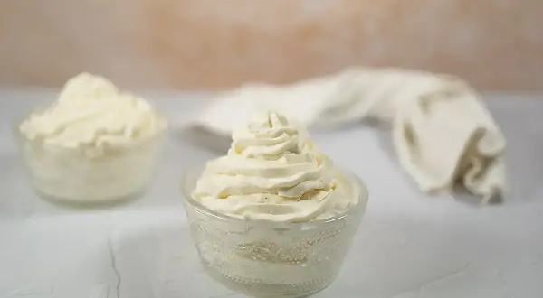Crème fouettée au mascarpone, prête à être dégustée. Une recette simple pour un dessert onctueux.